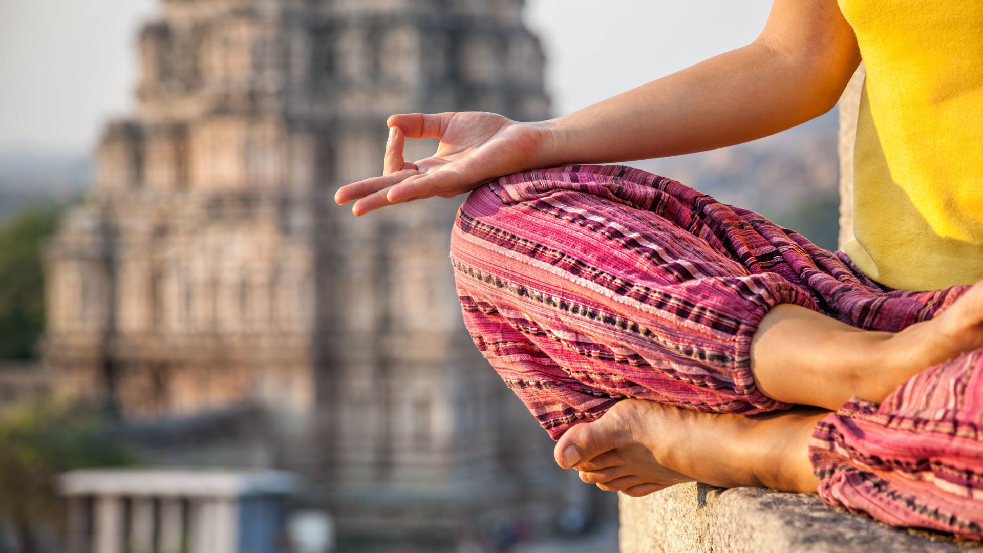 Yoga-Mediation vor Tempel