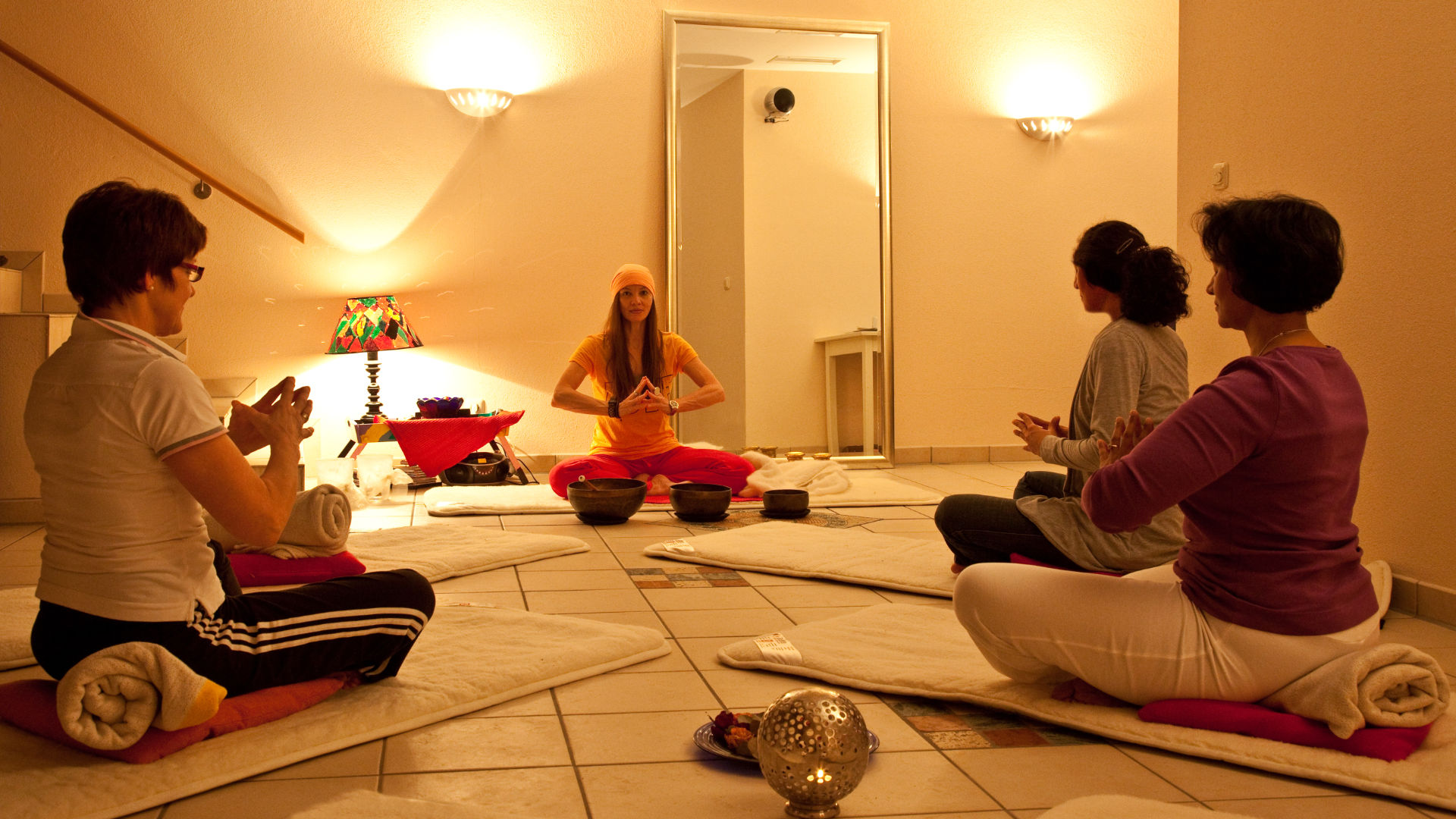 Yogagruppe kleiner Raum